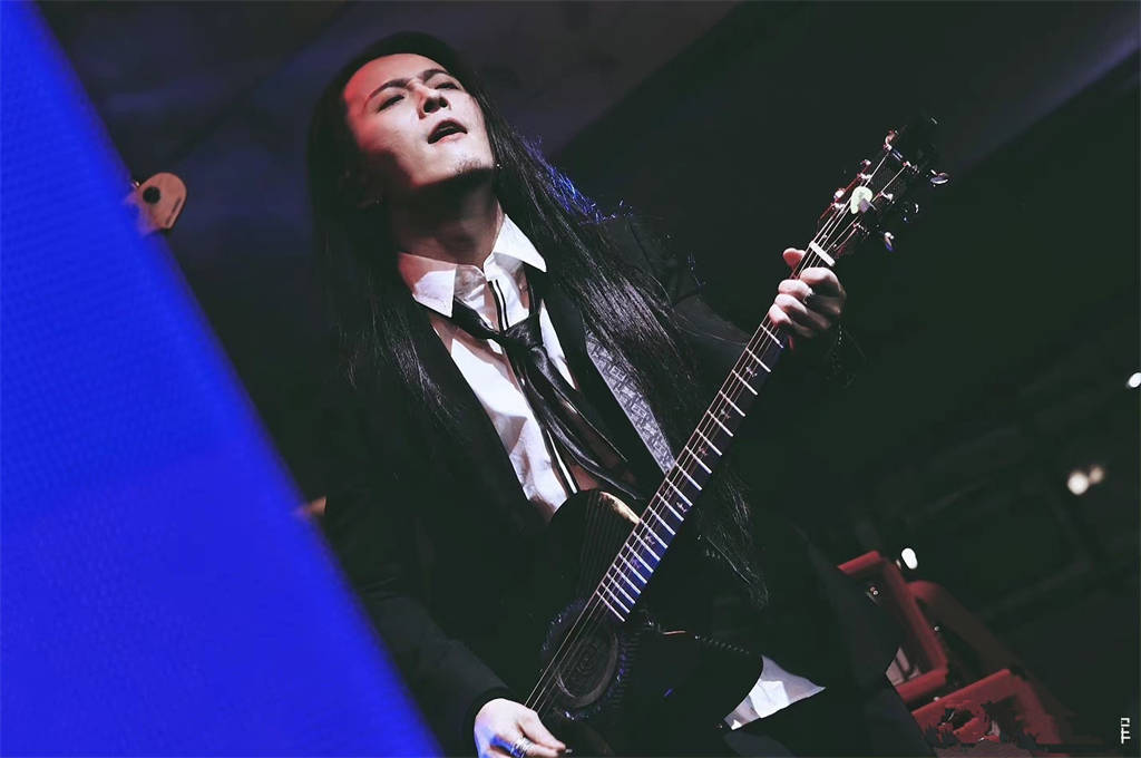 陈辉晒演出照长发飘飘潇洒帅气不成团一样可以披荆斩棘