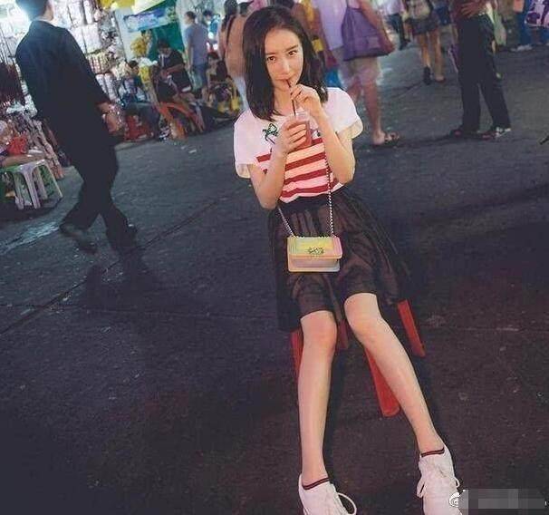 发型看了舒畅的长发后，终于明白她为何剪摩卡波波头发型，漂亮又减龄
