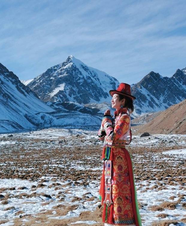 王治郅小13岁娇妻畅游敦煌，穿藏族服饰虔诚祈愿，夫妻俩久未同框