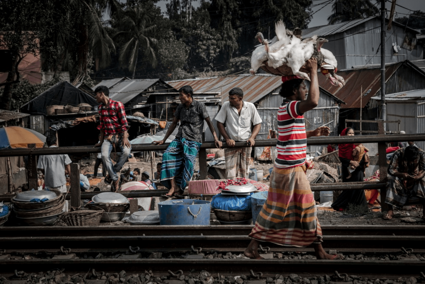 “血汗工厂”孟加拉：劳动力过剩周六仍上班，人民不敢喝自来水