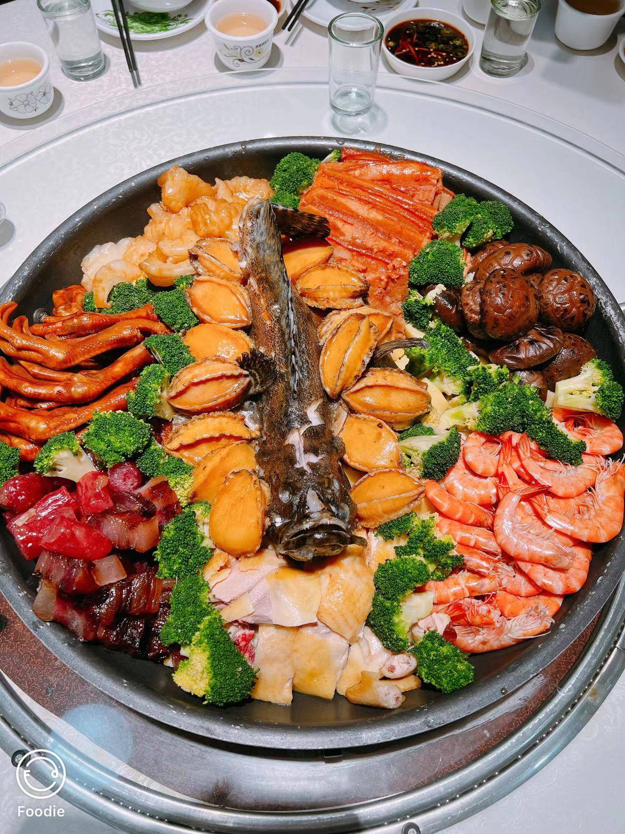 昆明的年夜饭可以吃到正宗的广东大盆菜了