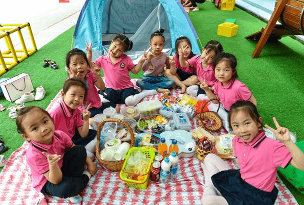 面的|幼儿园老师给学生换衣服，看到衣兜掉出的东西后，隔天选择离职