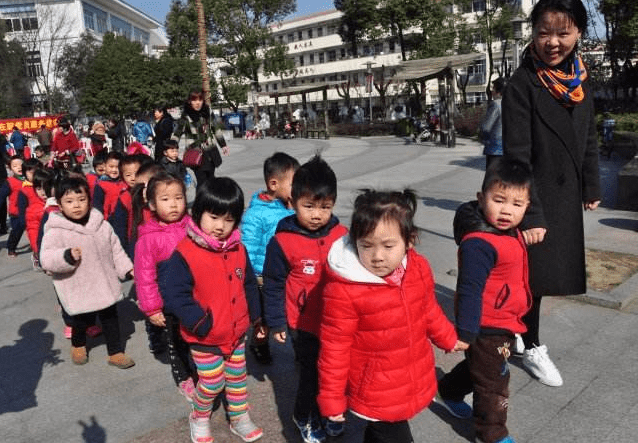 面的|幼儿园老师给学生换衣服，看到衣兜掉出的东西后，隔天选择离职