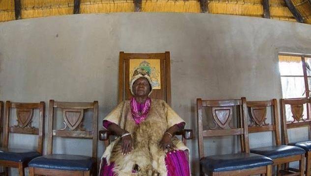 非洲“强势”的女酋长，管着当地58个村庄，部落里的男性都是她的
