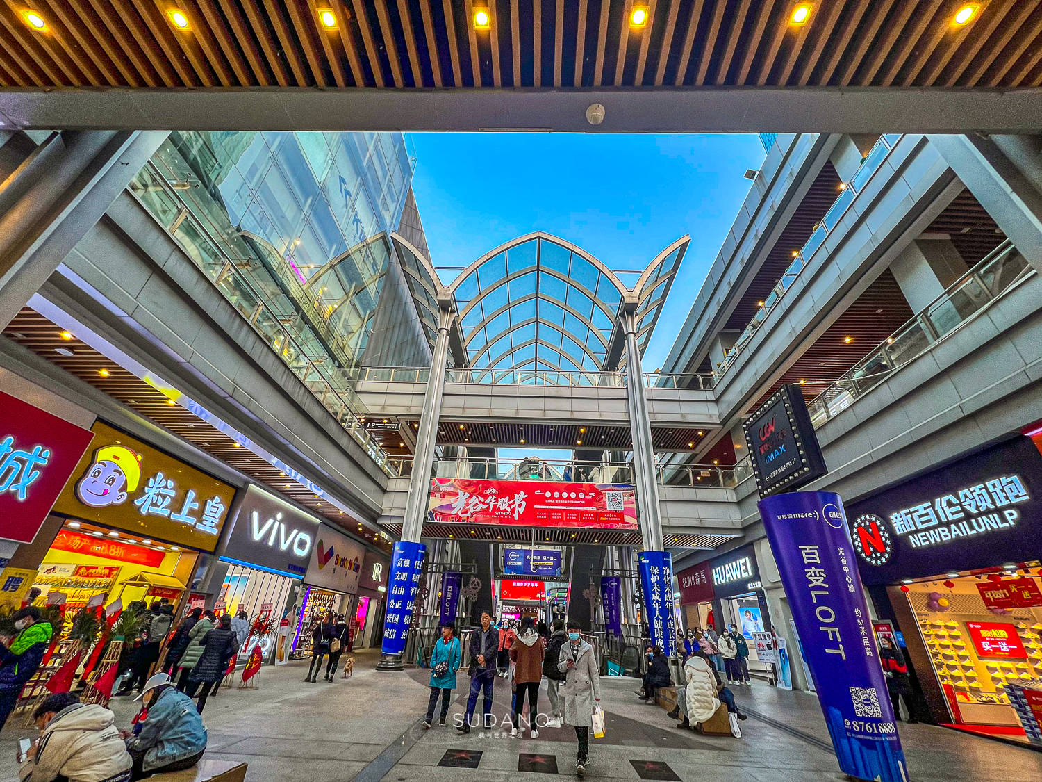 由于光谷广场周边高校多,来此吃饭,约会,看电影,购物,旅游的消费群体