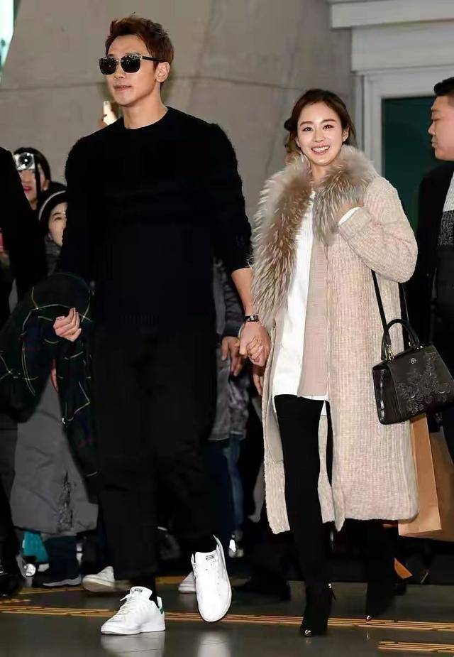 金泰熙夫妇久违亮相趴老公肩膀撒娇真甜rain穿黑衣护妻真霸气