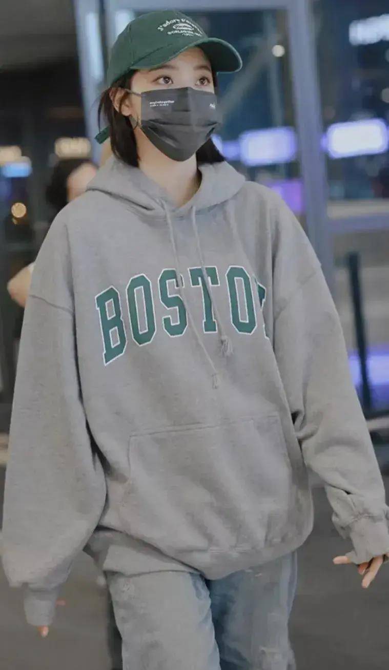 卫衣 不做“大小姐”的欧阳娜娜，机场造型帅翻