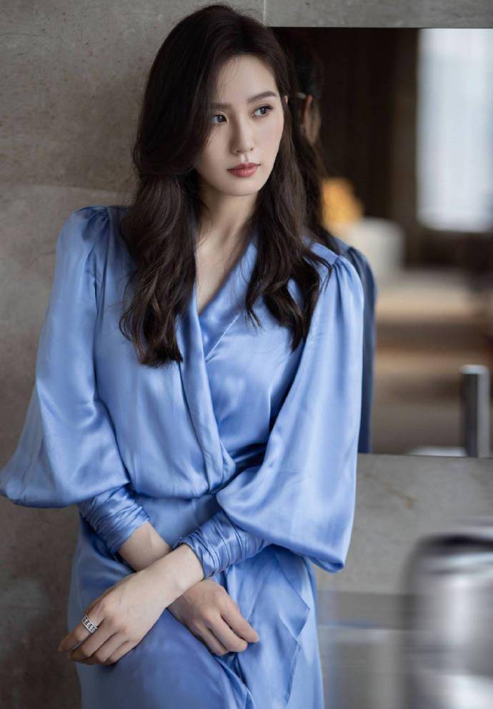 颜色 有一种美,叫刘诗诗穿衬衫!不用复杂颜色和配饰,靠气质取胜