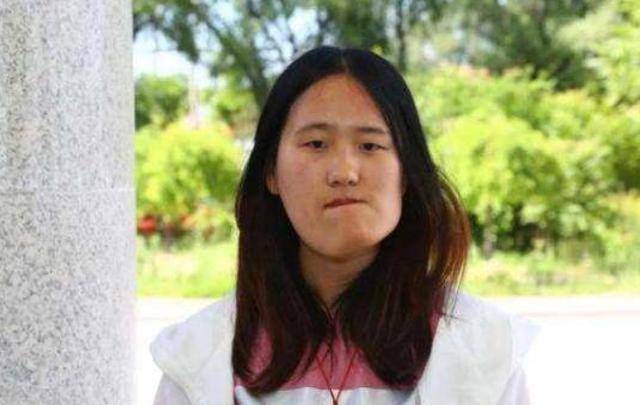 因为还记得那个“歪脸女孩”赵宏秋吗？她放弃百万年薪，甘愿教书育人