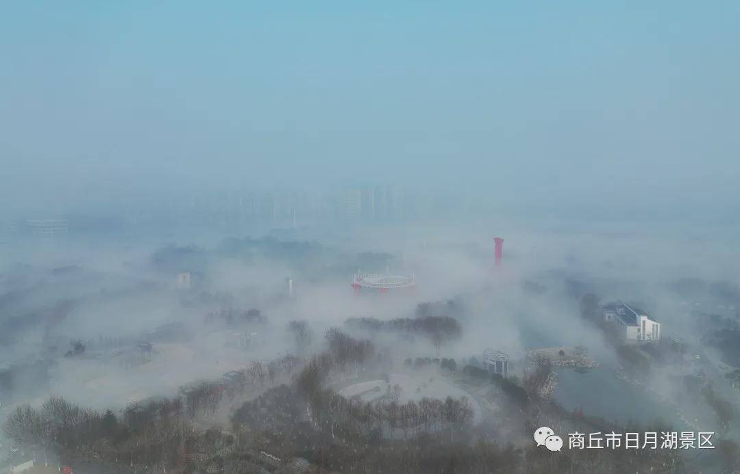 商丘市日月湖景区：薄雾笼罩 美若“仙境”