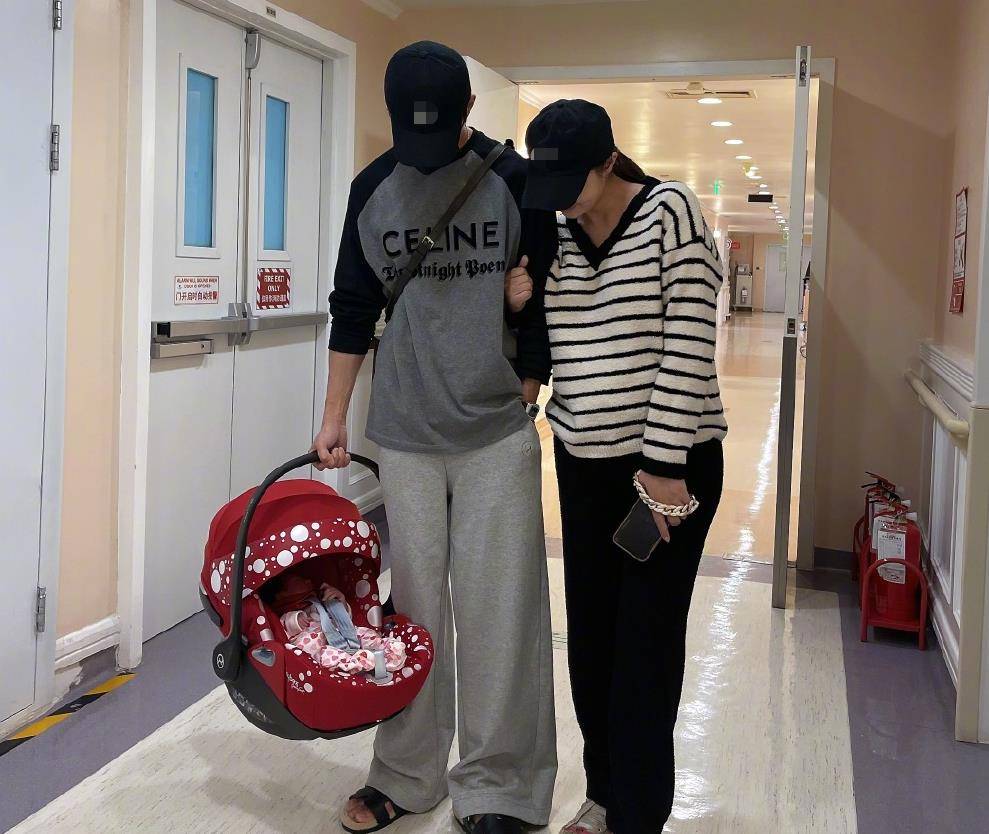 丹尼尔麦迪娜晒儿女合照！产后11天腹部微凸，2岁儿子哄妹妹睡觉好有爱