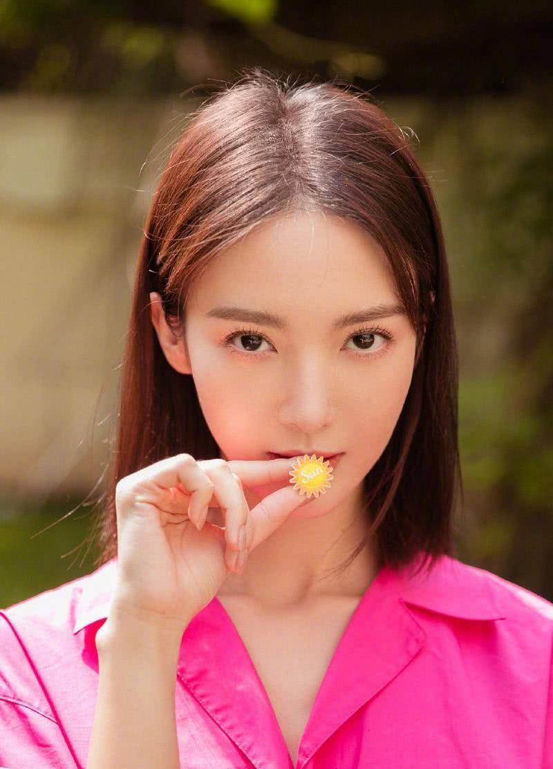 中分掌握这个中分方法,不做发型也显脸小、颅顶高