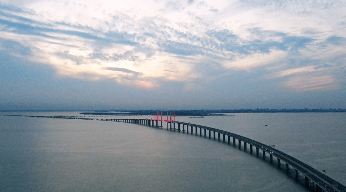 图为胶州湾大桥青岛海湾大桥,也被叫做胶州湾大桥,是中国山东省高速