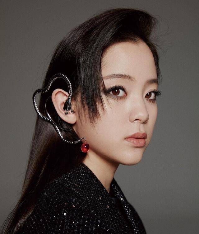 手套欧阳娜娜的时尚真看不懂，睫毛变苍蝇腿就算了，还用渔网袜当手套