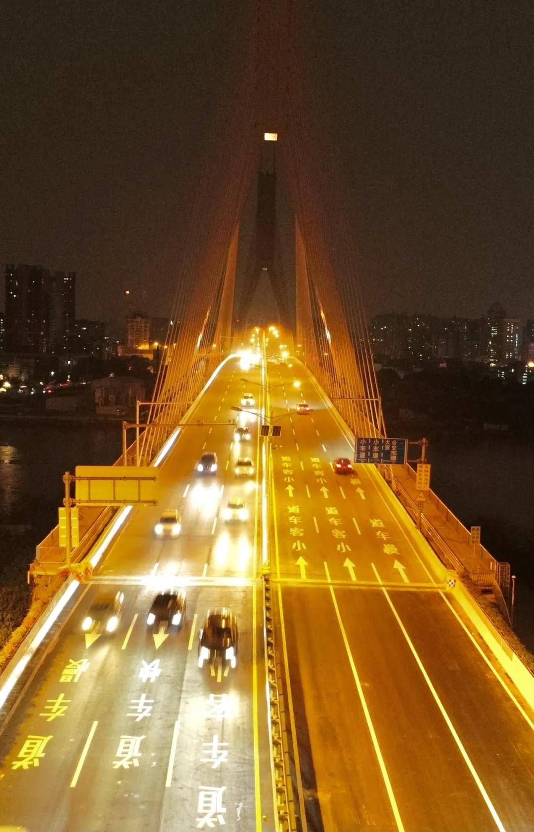 现场直击鹤洞大桥首通日上班高峰车流有点少