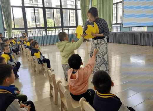 天气|幼儿园仅一名学生上课，被老师团团包围，家长直言孩子压力有点大