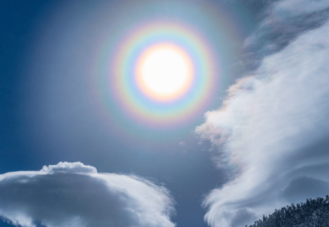 原創雲南迪慶德欽縣驚現罕見佛光雲天際五彩斑斕場景蔚然壯觀