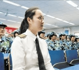 “空中花木兰”29岁晋升为机长，中国第一美女机师有多牛？_王铮_飞机_飞行员