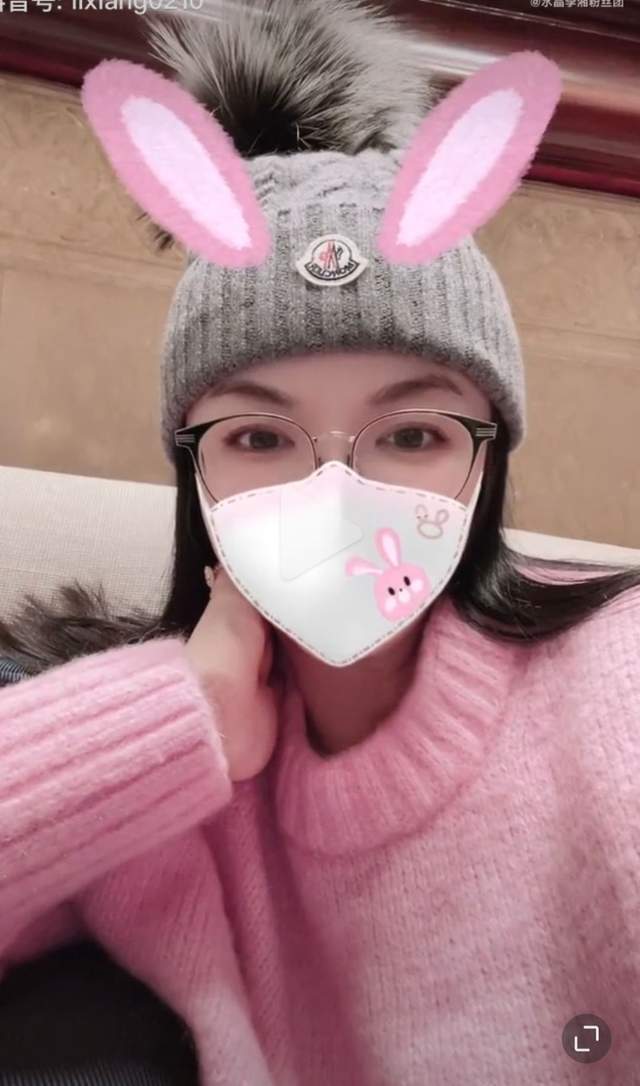 钻戒 果然恋爱了？李湘首次高调秀钻戒，打扮向13岁女儿看齐嫩得不敢认