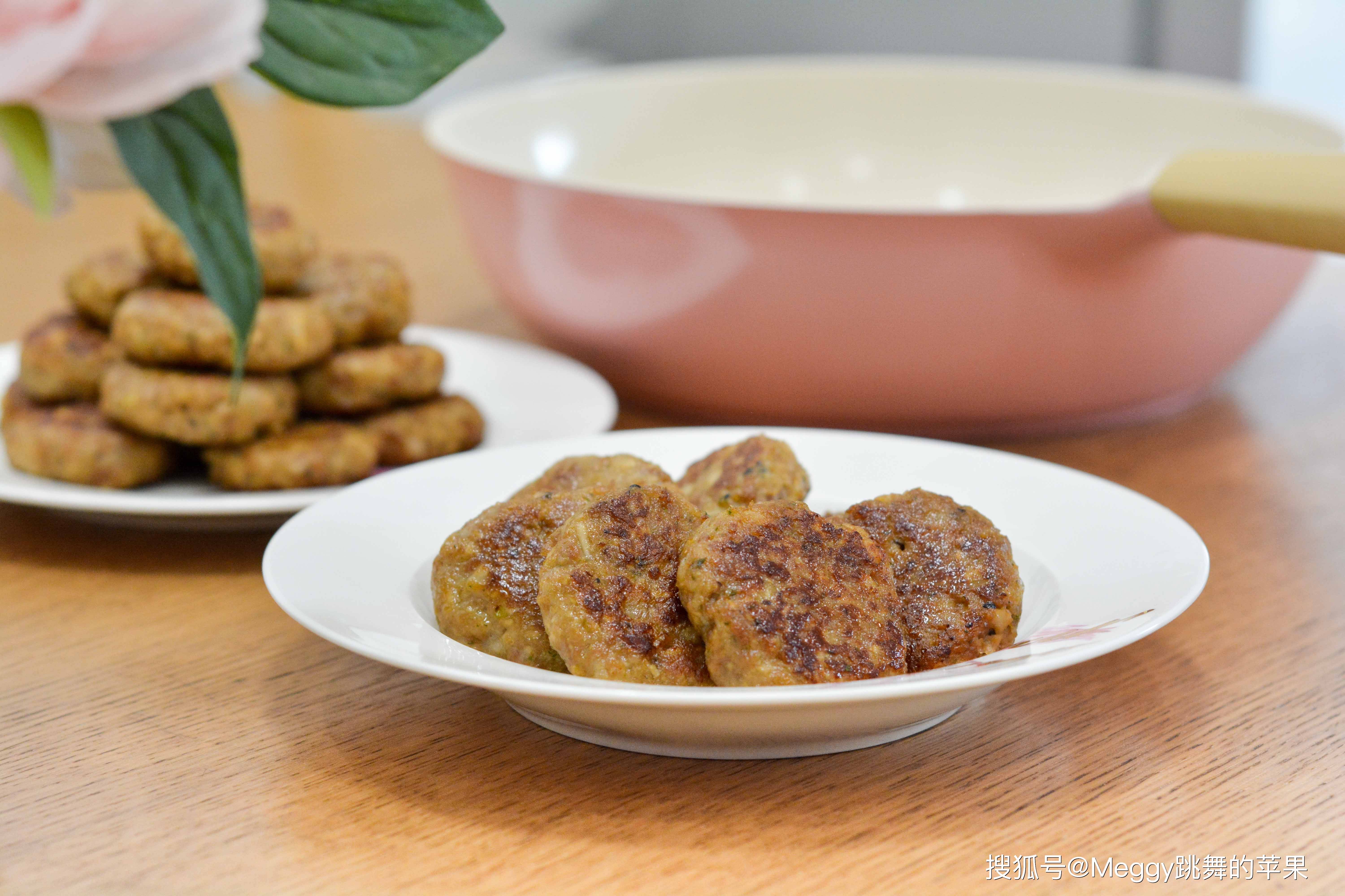 用猪肉和荸荠做肉饼，焦嫩多汁，馋虫没憋住，出锅先吃2大块_搜狐网, image size:6000x4000