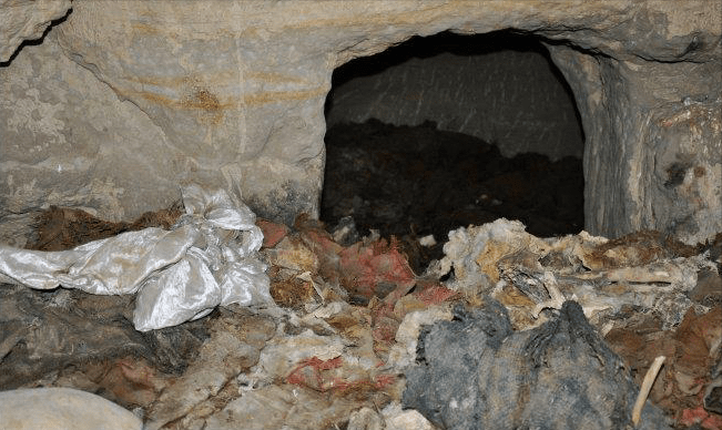 古格王朝的神秘洞穴堆满钱币无人敢捡数百年了为何仍臭气熏天