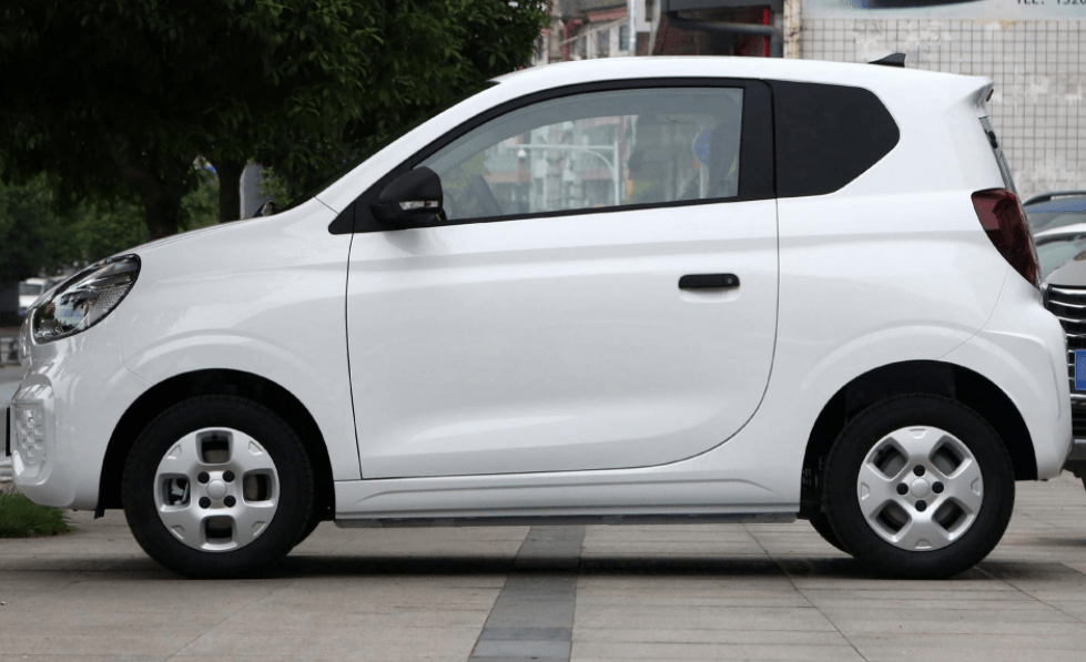 从侧面来看,新车采用的是单腰线的设计,而且还是单侧单开门,看起来