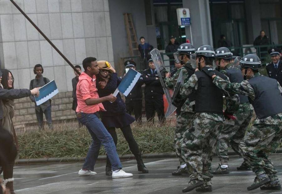 学校防暴演习中的真实模拟，学生扮演歹徒的深度观察