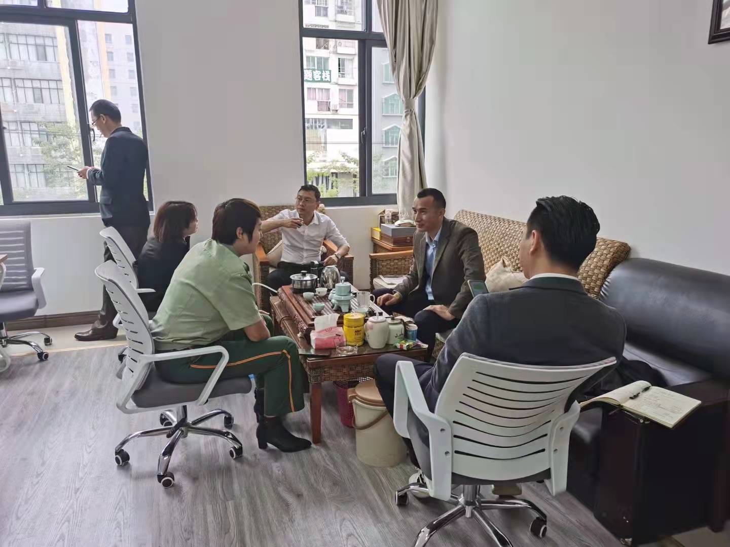 舒海军的办公室也不走寻常道,上电梯再跨附楼走几