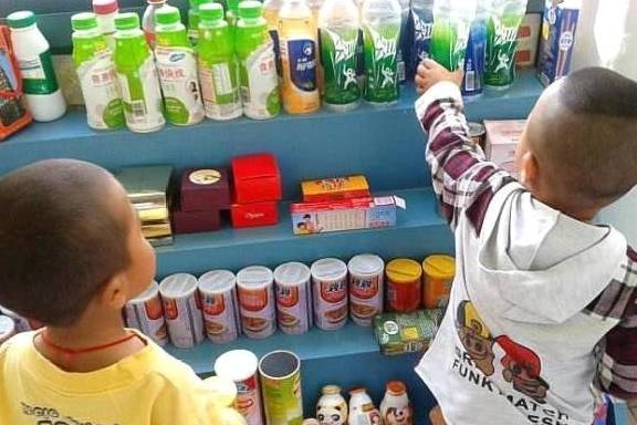 体重|10岁女儿考第一名，爸爸想抱抱，无奈被现实打败，妈妈偷偷落泪