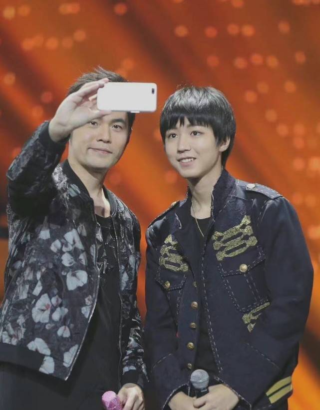 周杰伦王俊凯旧照曝光见到偶像王俊凯紧张到抓衣角太真实了