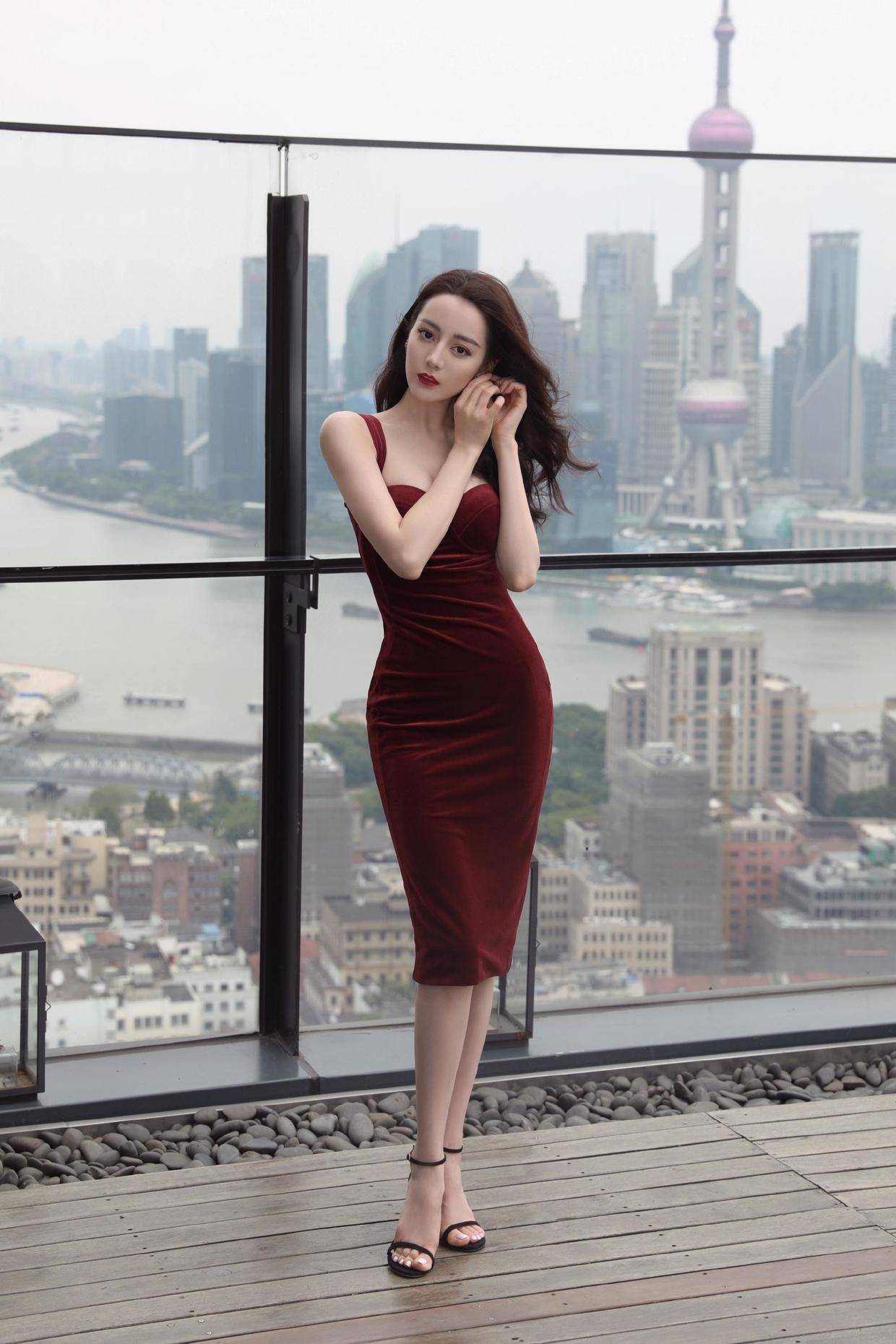 计划迪丽热巴不愧是“人间绝色”，穿香槟色流光裙高贵精致，美得惊艳