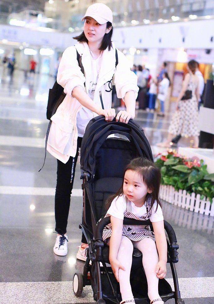 白雪公主董璇的女儿才3岁，就已经出落得这么甜美了？举手投足明星范十足
