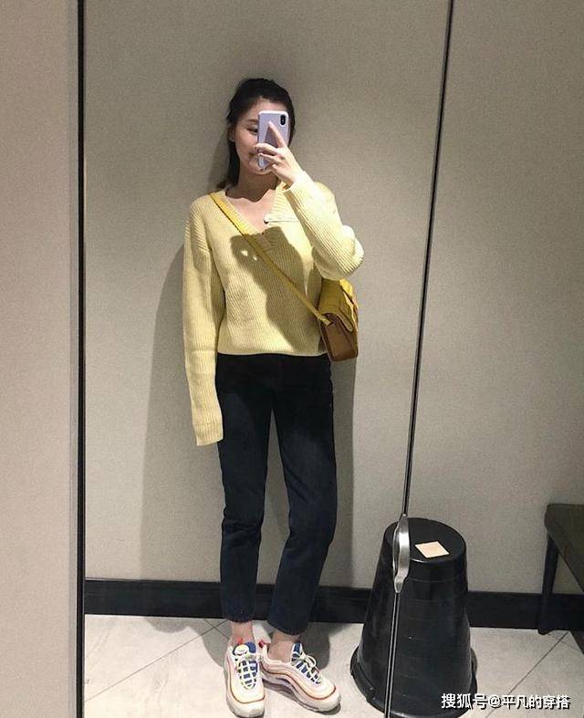 颜色 李沁带火了一种新穿搭,叫“蛋黄毛衣+牛仔裤”,青春活力又减龄