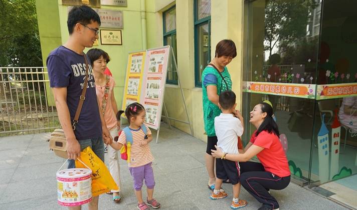 无辜|娃头发粘口香糖，老师好心帮忙理发，被家长“象征性索赔100元”