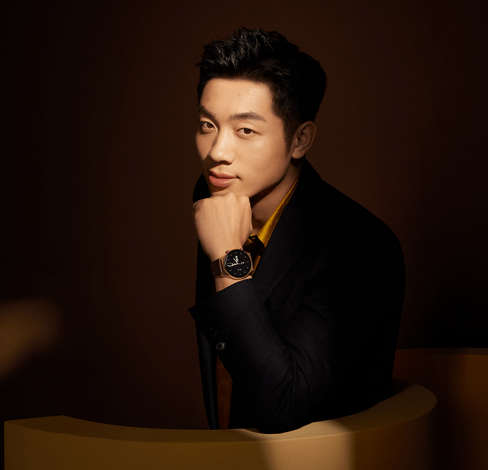 实话说,穿西装的许昕看起来成熟了不少,表情严肃认真,从运动装到西装