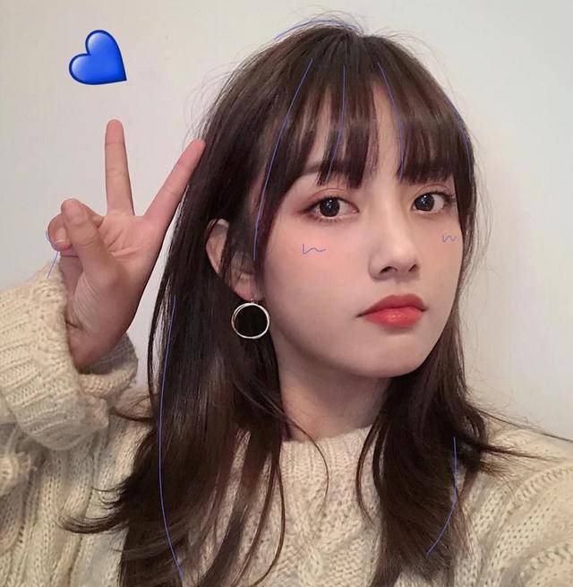 发型Lisa带火了一种新发型,叫“漫画锁骨发”,减龄甜美,圆脸也适合