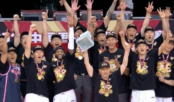 原创 男篮第一后卫提前退赛，广东记者正式公布，杜锋12冠打算重现曙光