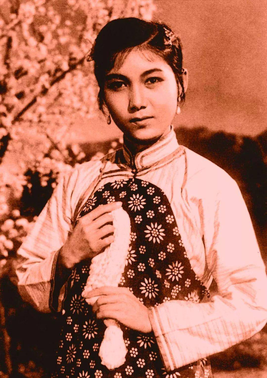 原创56岁入行大器晚成德艺双馨的丑娘张少华却在生前饱受争议