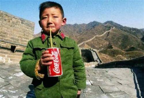 那个曾火遍世界，站在长城上喝可乐的小男孩，41年过去，现状如何