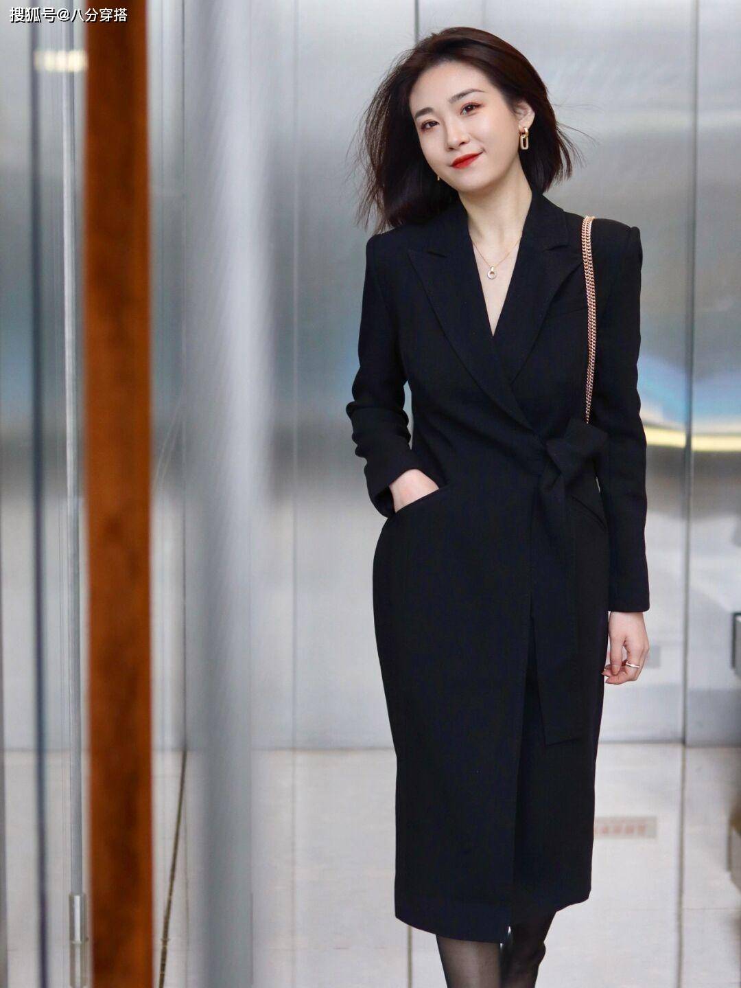 黑色 成熟女性不要乱穿衣,试试这些干练的“西装”搭配,时髦又有气场