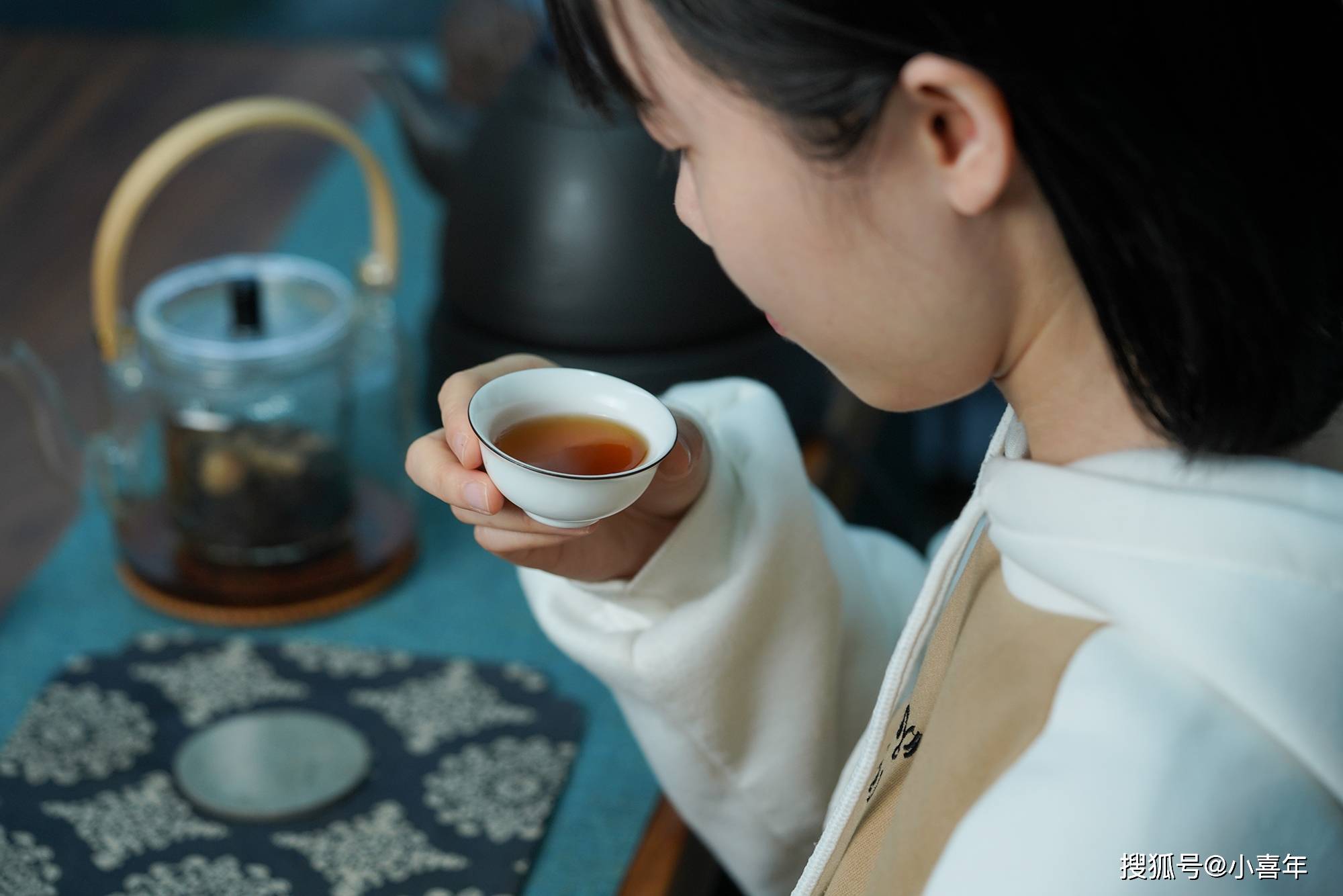 茶叶|小喜年-如何煮一壶暖胃的桂圆白茶？手把手教程来了
