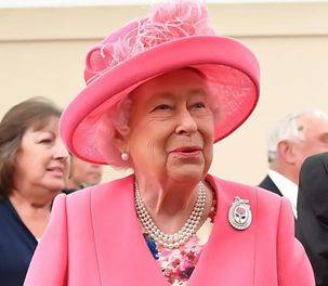 原创             一岁一颗钻石：女王为母亲百岁寿辰庆生，100颗钻石的胸针表孝心