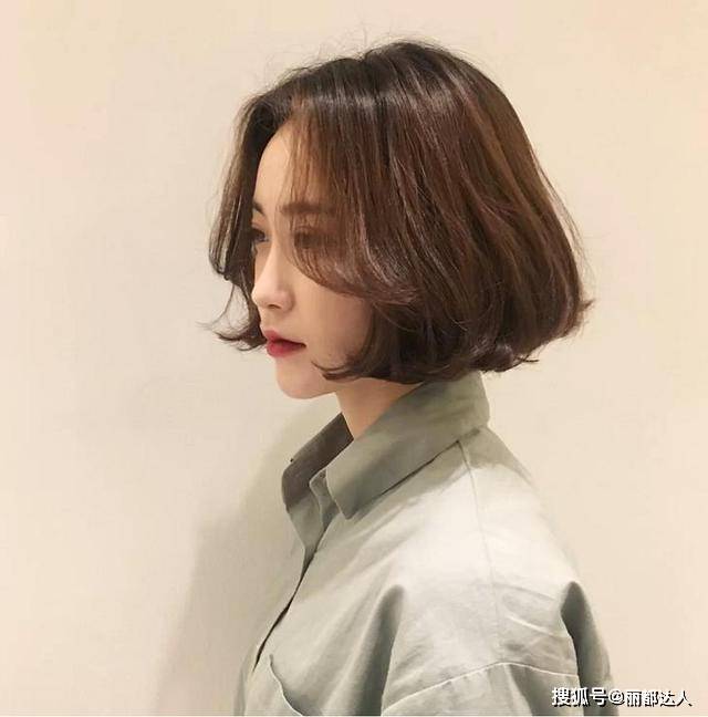 发型四五十岁的女人，发型适合留短不留长，试试这5款，显气质又好看