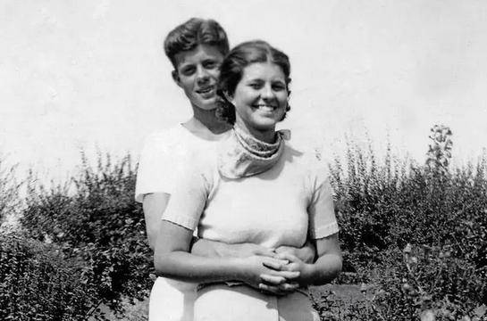 因为|肯尼迪家千金，出生即躲藏20年，又被父亲骗上手术台，彻底变傻