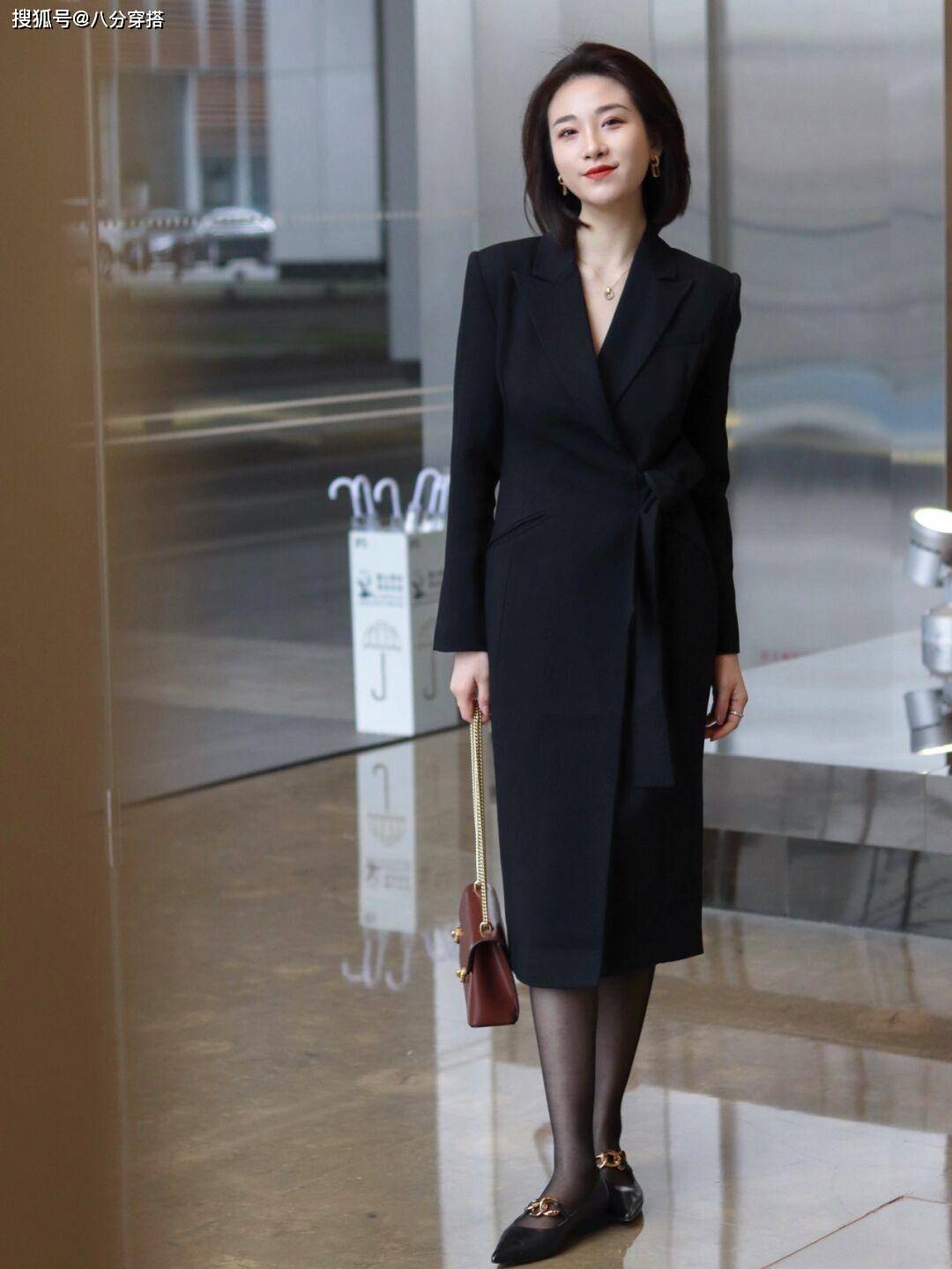 黑色 成熟女性不要乱穿衣,试试这些干练的“西装”搭配,时髦又有气场