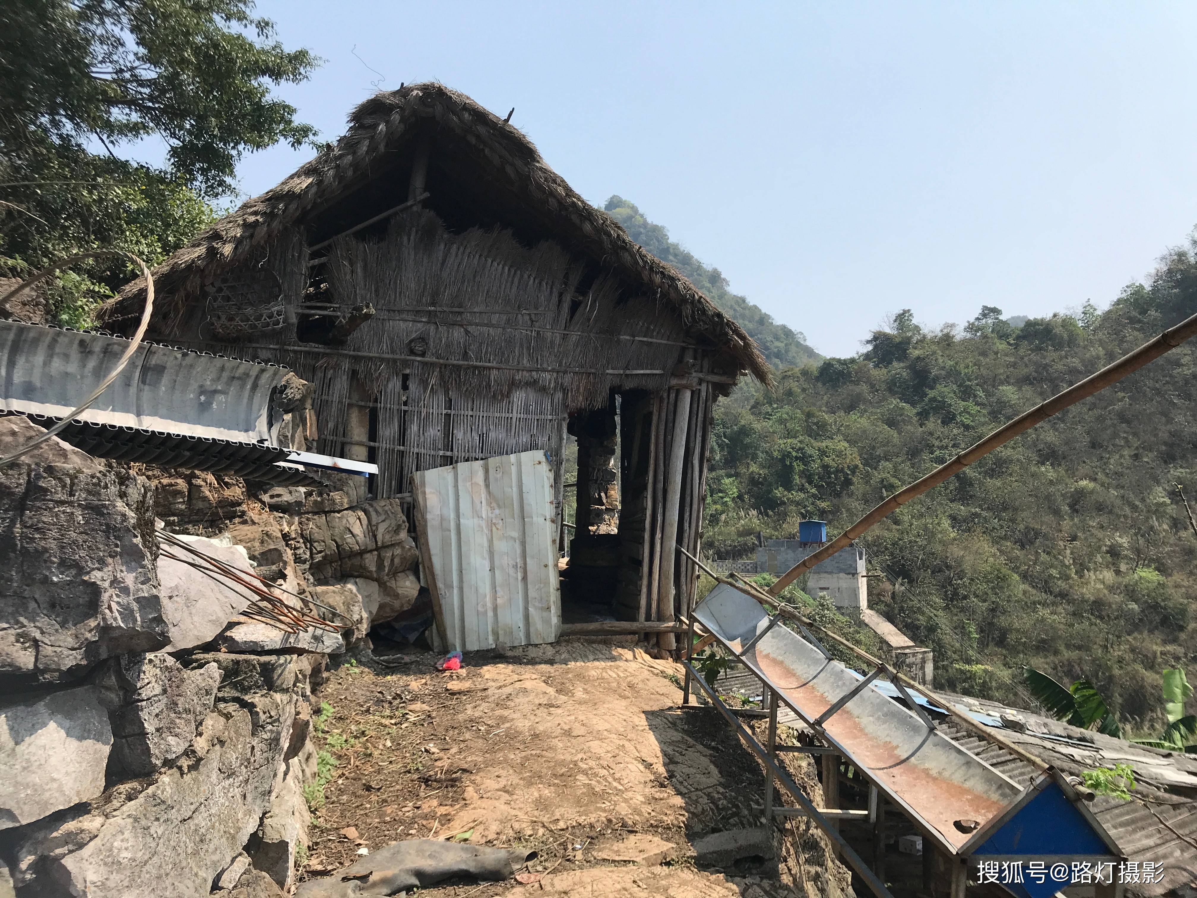 悬崖|贵州80后小伙独居悬崖13年，住石头房靠放羊为生，却年入十几万