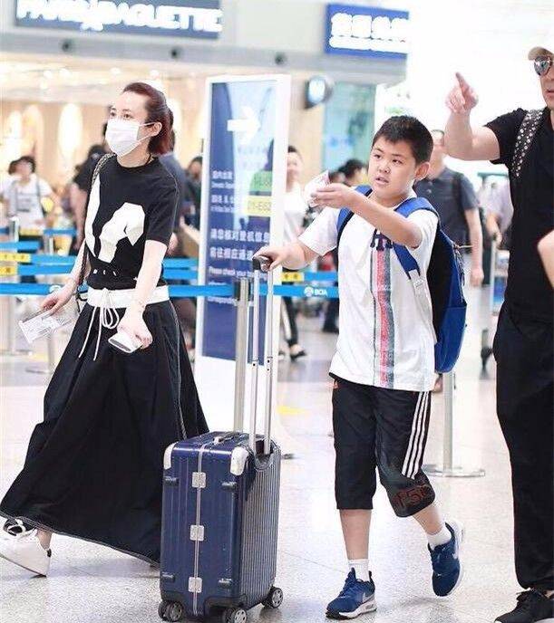 蒋勤勤蒋勤勤素颜满脸油腻，体态臃肿，比梅婷的气质差远了！