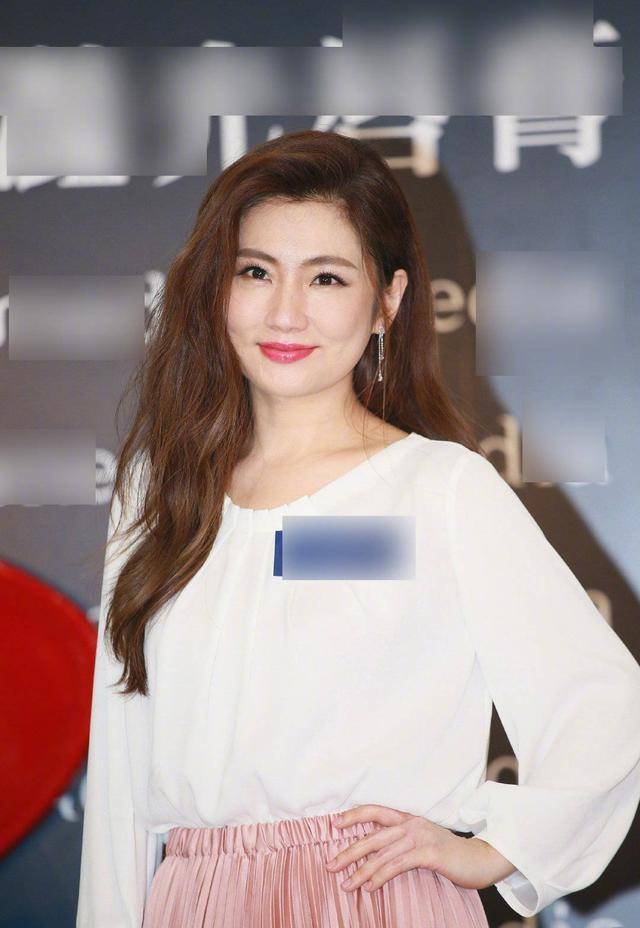 女神37岁田馥甄老太快!近照身材苗条脸却变大了,脸不对称笑容太僵硬