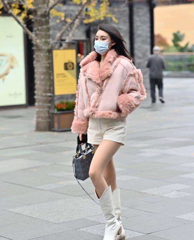 夏天 杭州姑娘为了美真拼！热衷“上身冬天＋下身夏天”穿法，看着好冷