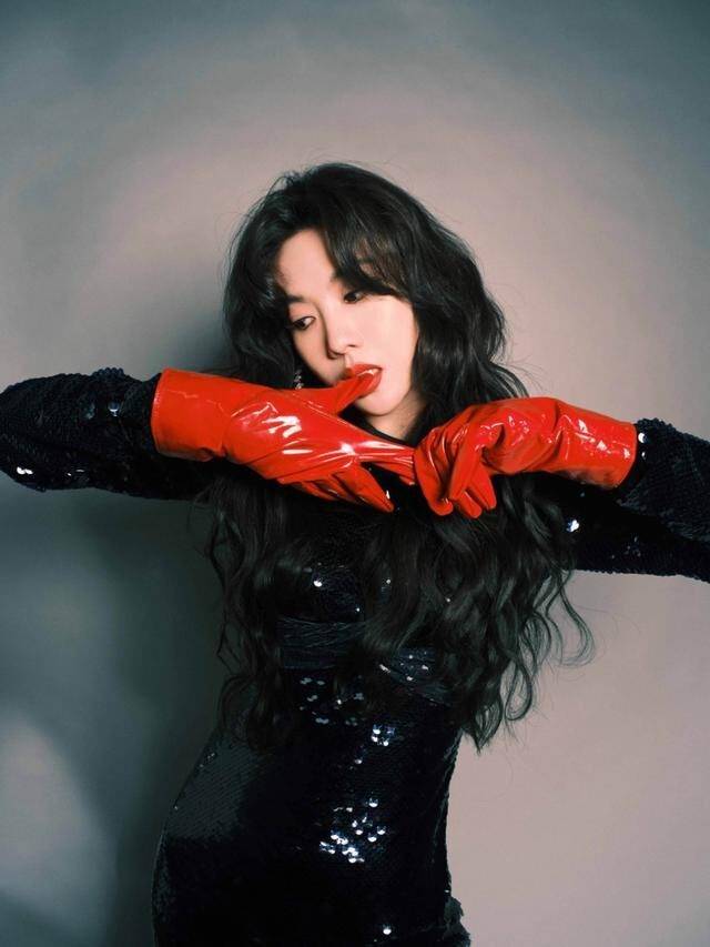 王霏霏红黑造型好绝,紧身裙包裹出曲线美,配色夺人眼球_黑色_摩登